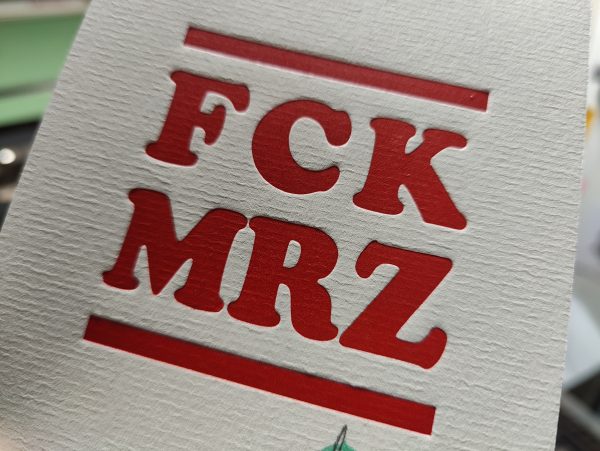 Foto Detail einer Karte mit einem roten FCK MRZ Aufdruck