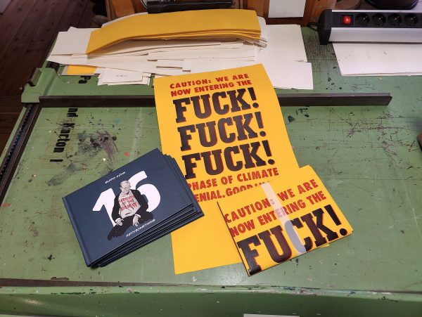 Foto des Einbandplakates, eines Stapels nichteingepackter Bücher und eines darin eingeschlagenen Exemplaren. Das Einbandplakat liest sich in Rot und Schwarz gedruckt: Caution: We are Not entering the FUCK! FUCK! FUCK! Zone of climate genial. Good Luck!