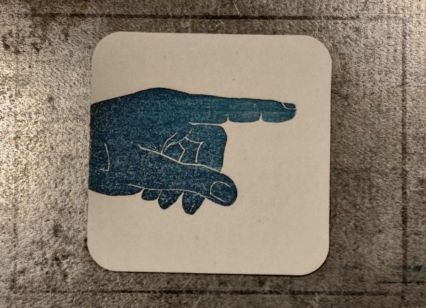 Zeigende Hand auf einem Bierdeckel