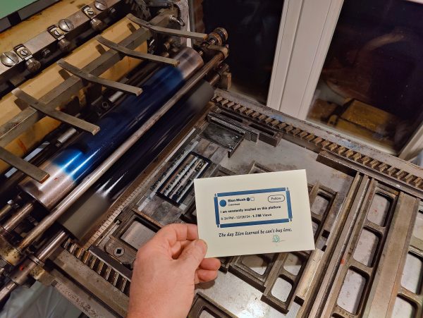 Foto des Drucks, welche in Bleisatz einen Tweet von Elon Musk wiedergibt, in welchem er beklagt, dass er auf seiner Platform den ganzen Tag beleidigt wird. Textzeile darunter: The Day Elon learned he can't Bus love.