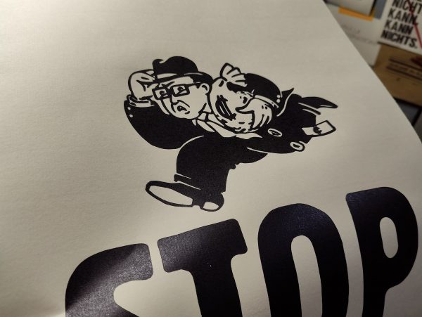 Foto Detail des Drucks: man sieht im Comic Stil einen Mann mit Homburger Hut, Hornbrille, feistem Gesicht, im Anzug einen Geldsack haltend rennen. Darunter das Wort STOP