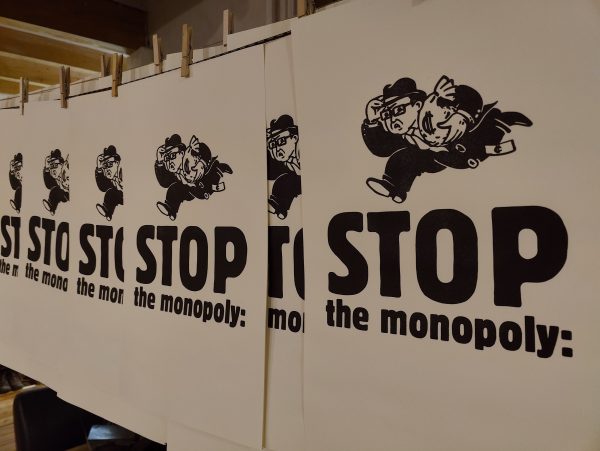 Foto von sich überlappenden Drucken auf der Trockenleine