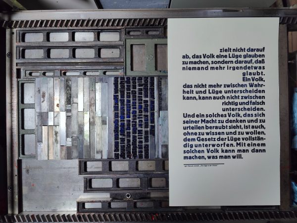 Foto der Druckfahne auf dem Maschinenfundament neben der Bleisatzform liegend.