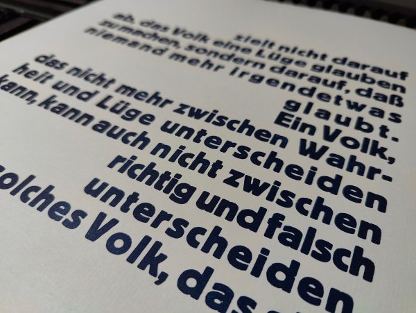 Foto Detail des Druckbildes. Man sieht, dass die hier gewählte Schriftart Block von Berthold schon über 100 Jahre Arbeitsleben auf dem Buckel hat.