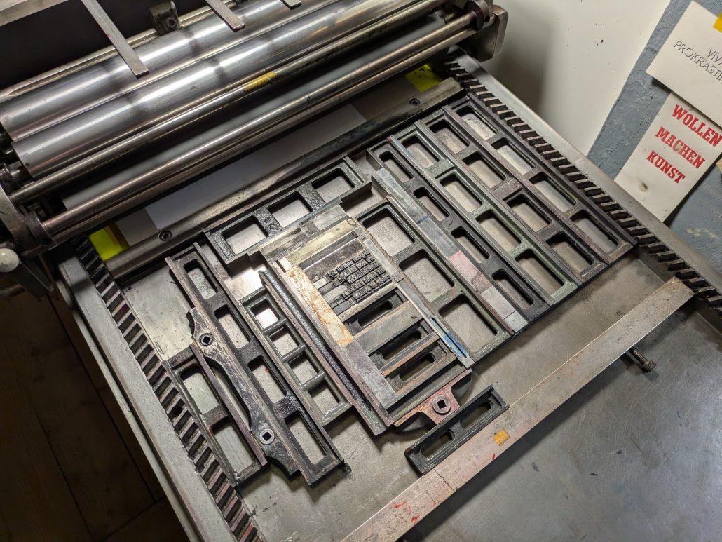 Foto einer Bleisatzform auf der Druckmaschine 