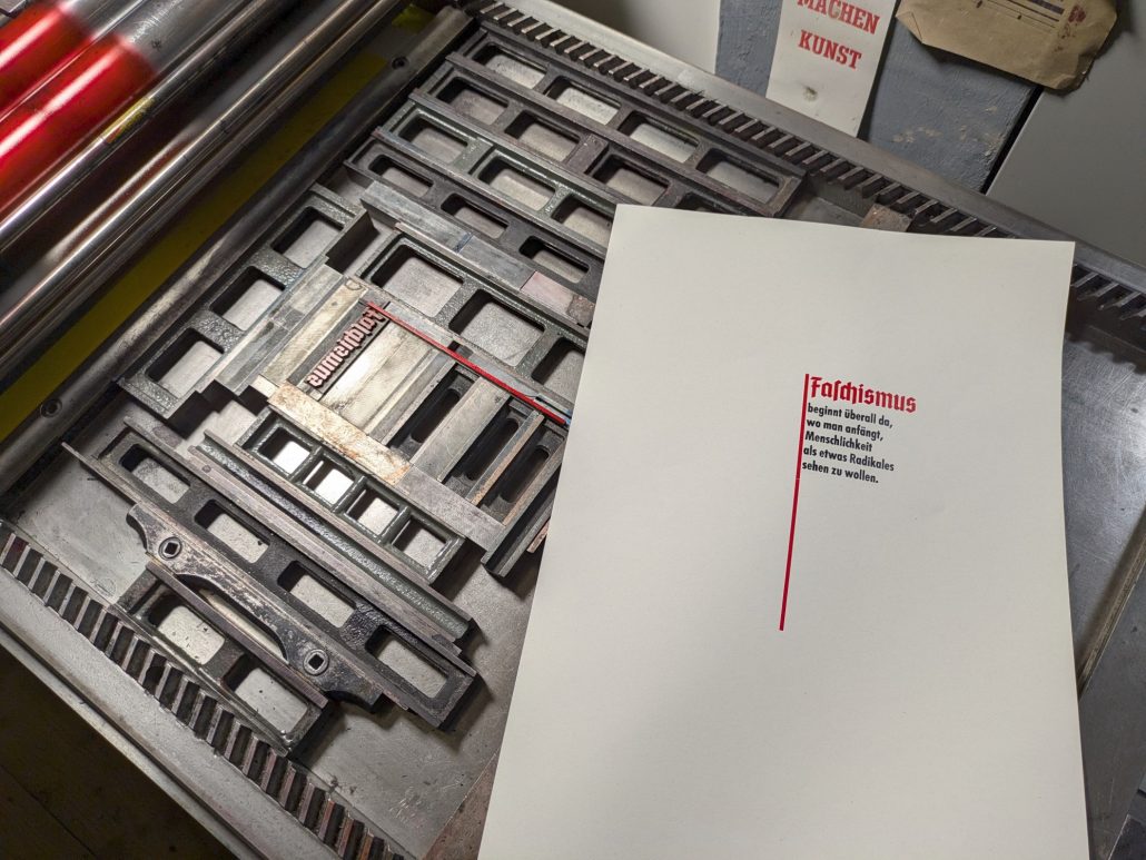 Foto eines rotschwarzen Abzuges neben der Form auf der Druckmaschine