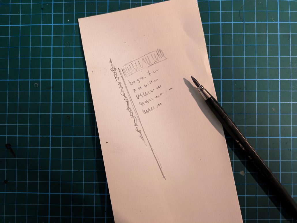 Foto von einem Blatt Papier mit einer Skizze, die aus diagonal angelegten Strichen und schraffierten Blöcken besteht. 