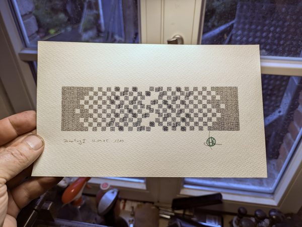 Foto des gesamten Drucks, der ein rhythmischen Muster zeigt und mit Dialog I, Datum, Stempel und Signatur beschriftet ist.