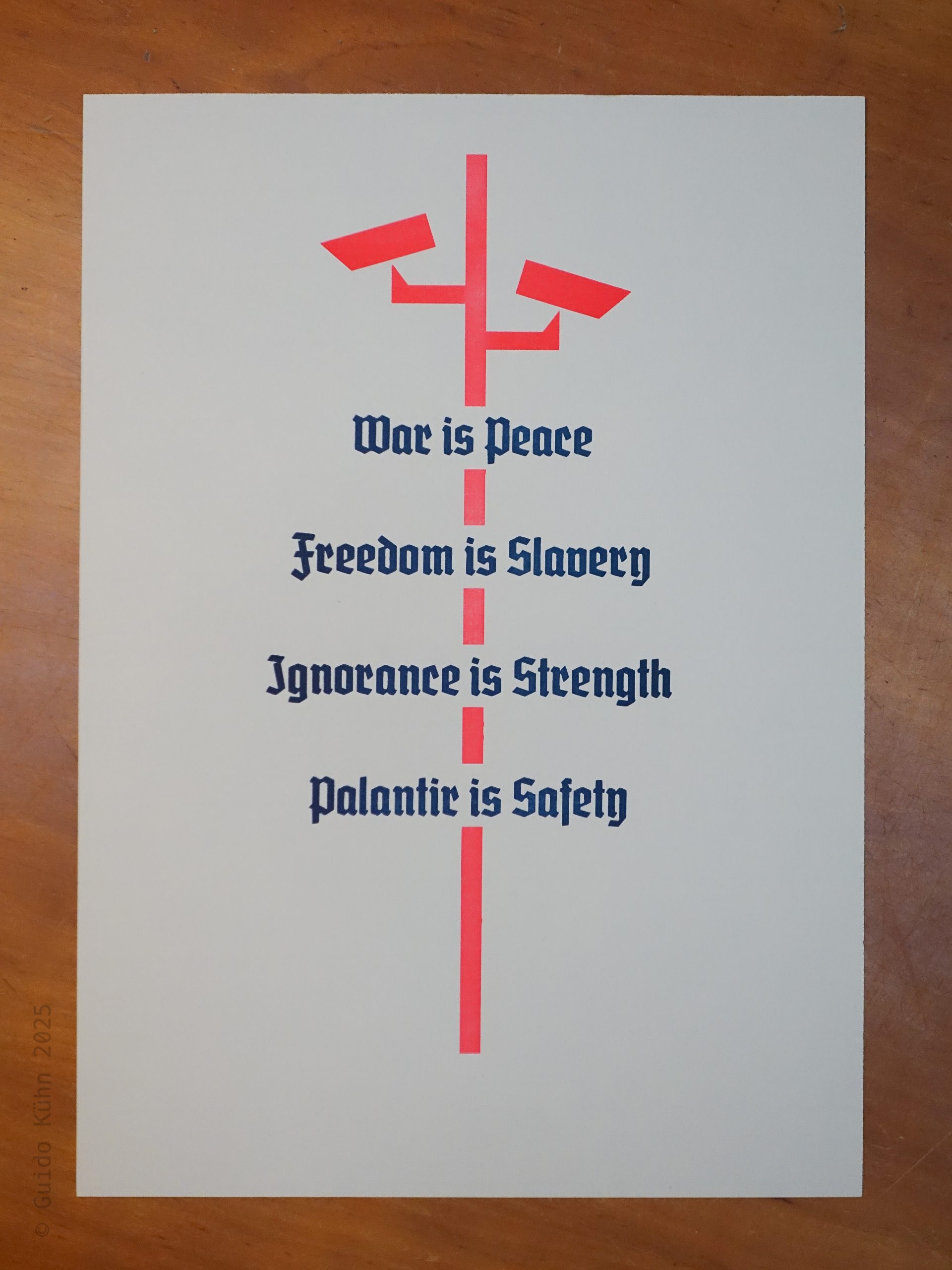 Foto eines zweifarbigen Abzugs mit einem stilisierten Mast, auf dem Überwachungskameras in leuchtendem Rot angebracht sind. Durchbrochen wird das Bild von den in Blauschwarz gehaltenen, aus George Orwells „1984” zitierten Zeilen „War is Peace, Freedom is Slavery, Ignorance is Strength”. Ich habe die Zeilen um die Zeile „Palantir is Safety” ergänzt.