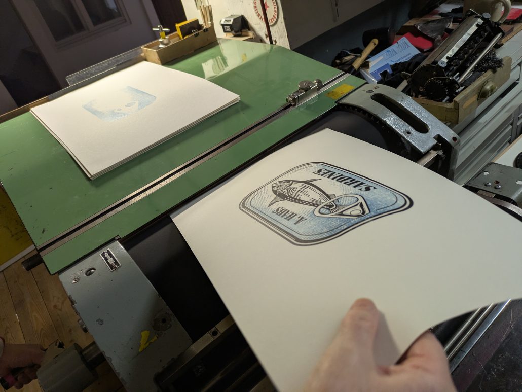 Foto wie ein Druck aus der Maschine entnommen wird